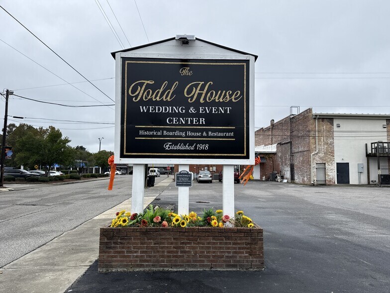 More Photos Of 102 Live Oak St, Tabor City Restaurant For Sale