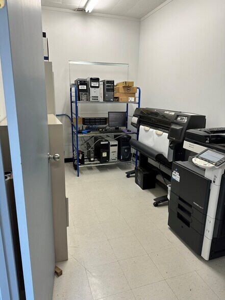 More Photos Of 870 Bradford St, Winnipeg Storefront Retail Office For Lease