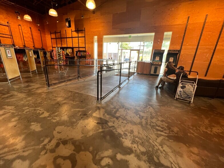 More Photos Of 14600-14612 Ventura Blvd, Sherman Oaks Storefront For Lease