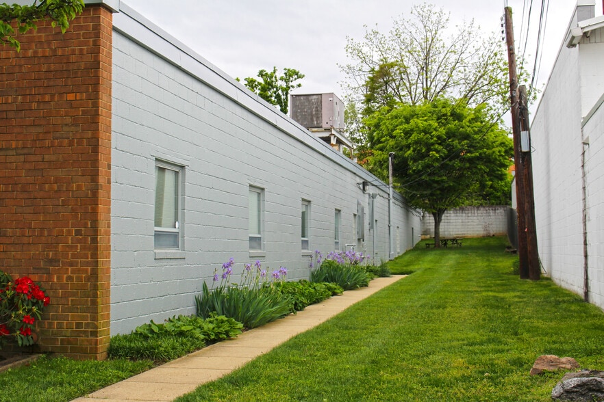 More Photos Of 300 N Stonestreet Ave, Rockville Showroom For Lease