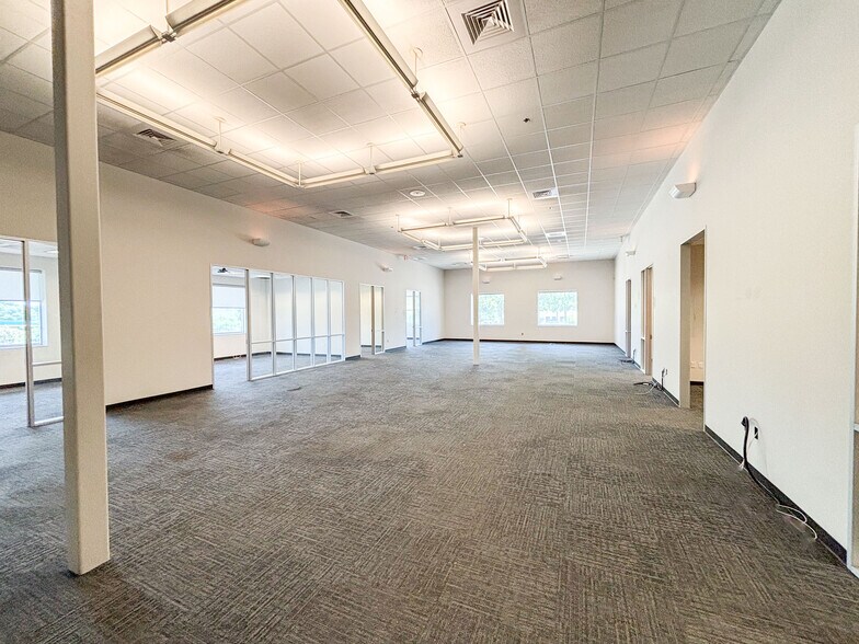 More Photos Of 8200 Cross Park Dr, Austin Light Distribution For Lease