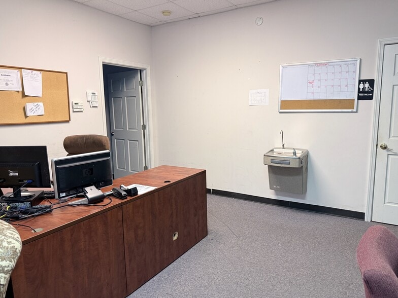 More Photos Of 100 Arnold Mill Way, Woodstock Light Distribution For Lease