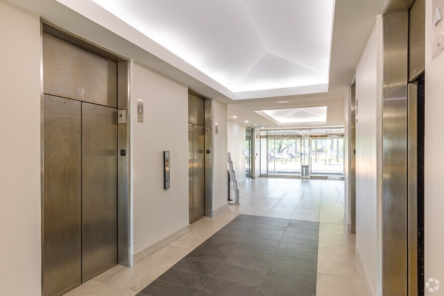 More Photos Of 7929 Brookriver Dr, Dallas Office For Sale