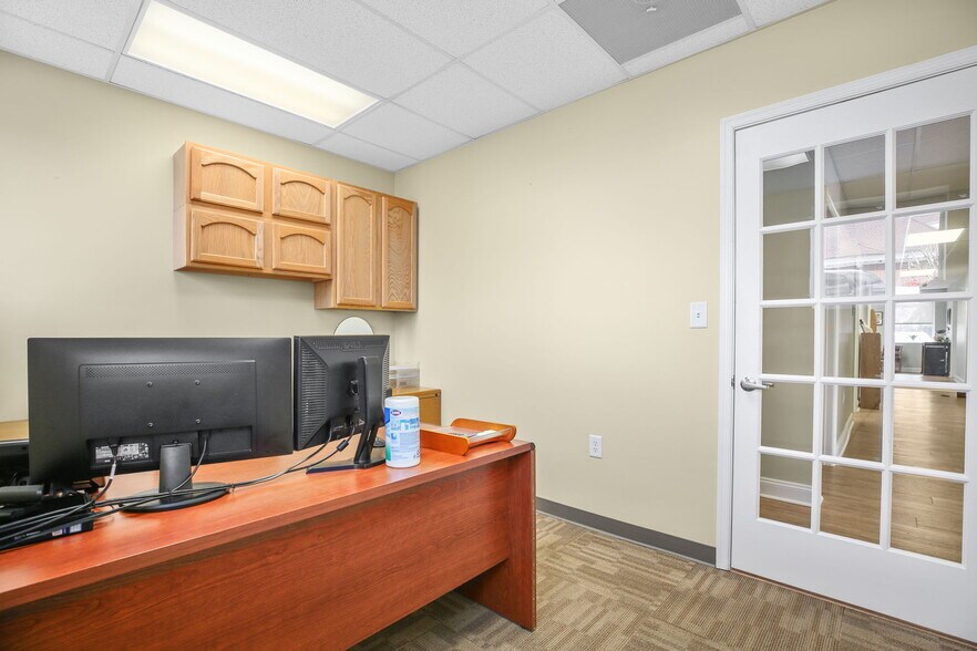 More Photos Of 107 Olde Greenwich Dr, Fredericksburg Office For Sale