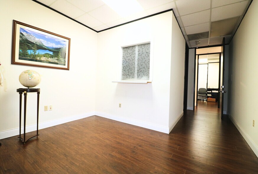More Photos Of 6100 Corporate Dr, Houston Medical For Sale