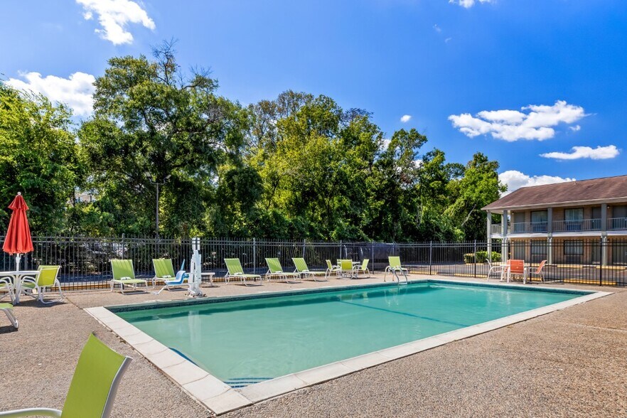 More Photos Of 2155 N 11th St, Beaumont Hotel For Sale