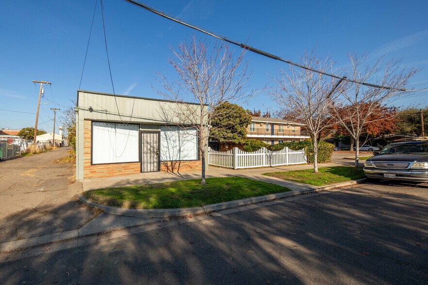 More Photos Of 115 E Walnut St, Lodi Freestanding For Sale