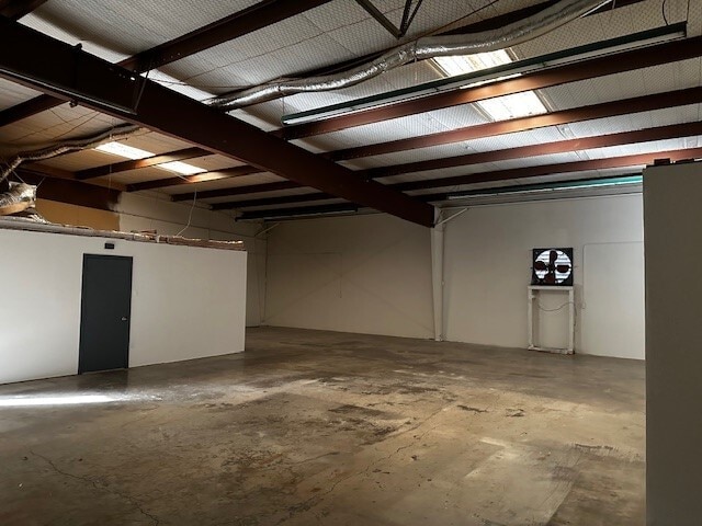 More Photos Of 205 Executive Way, DeSoto Light Manufacturing For Sale