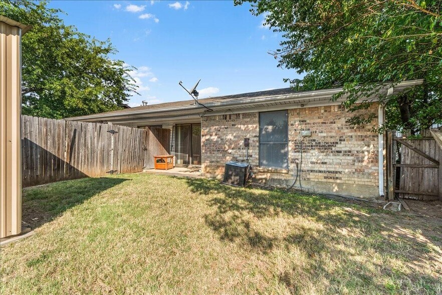 More Photos Of 6817-6819 W Cleburne Rd, Fort Worth Specialty For Sale