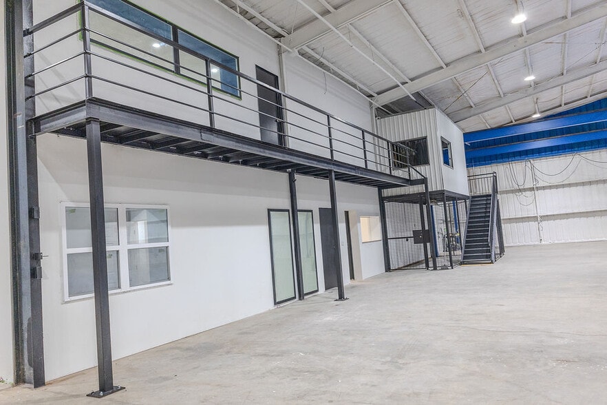 More Photos Of 6160 Mineral Wells Hwy, Weatherford Warehouse For Lease