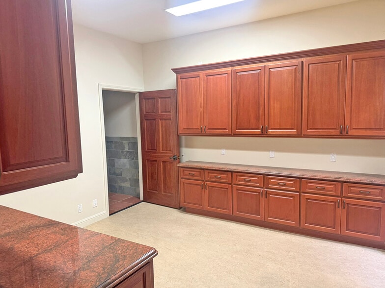 More Photos Of 1715 State St, Santa Barbara Office For Lease