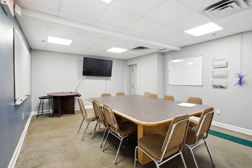 More Photos Of 4800 Joslyn Rd, Lake Orion Light Manufacturing For Sale