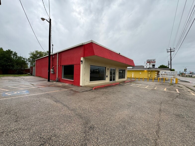 More Photos Of 8230 Lake June Rd, Dallas Storefront Retail Office For Lease