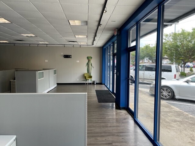 More Photos Of 6124-6142 Roswell Rd, Atlanta Storefront For Lease