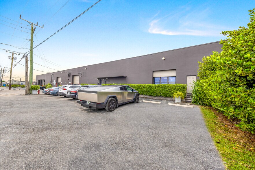 More Photos Of 7300 NW 35th Ave, Miami Showroom For Lease