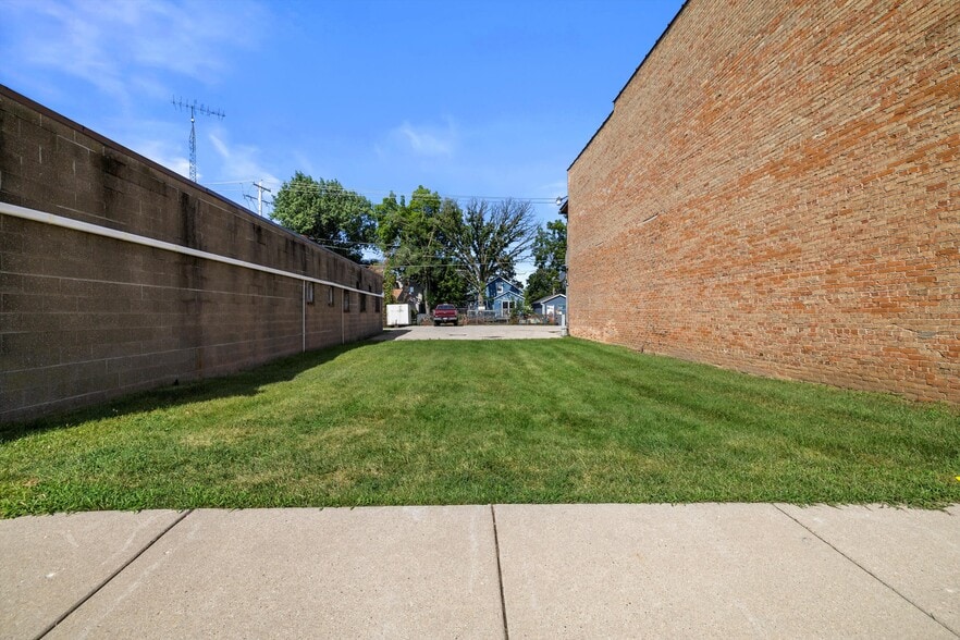 More Photos Of 1020 Main St, Union Grove Storefront Retail Residential For Sale