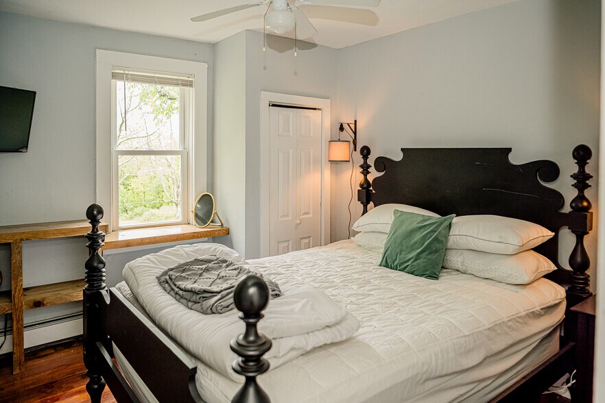 More Photos Of 2735 PA-390, Canadensis Hospitality For Sale