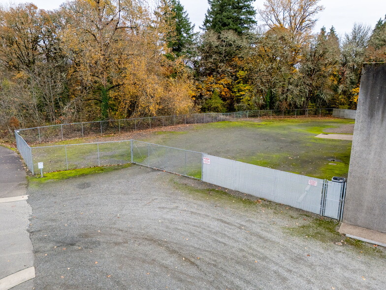 More Photos Of 1555-1557 SE Crystal Lake Dr, Corvallis Warehouse For Lease