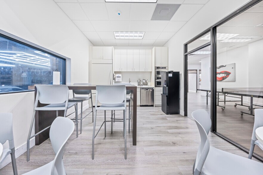 More Photos Of 2500 NW 39th St, Miami Light Distribution For Sale