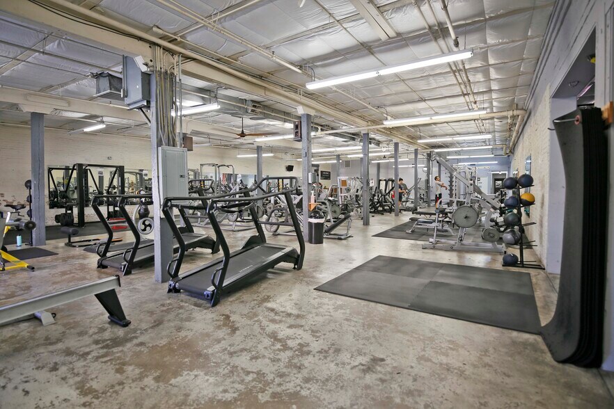 More Photos Of 611 W 22nd St, Houston Loft Creative Space For Lease