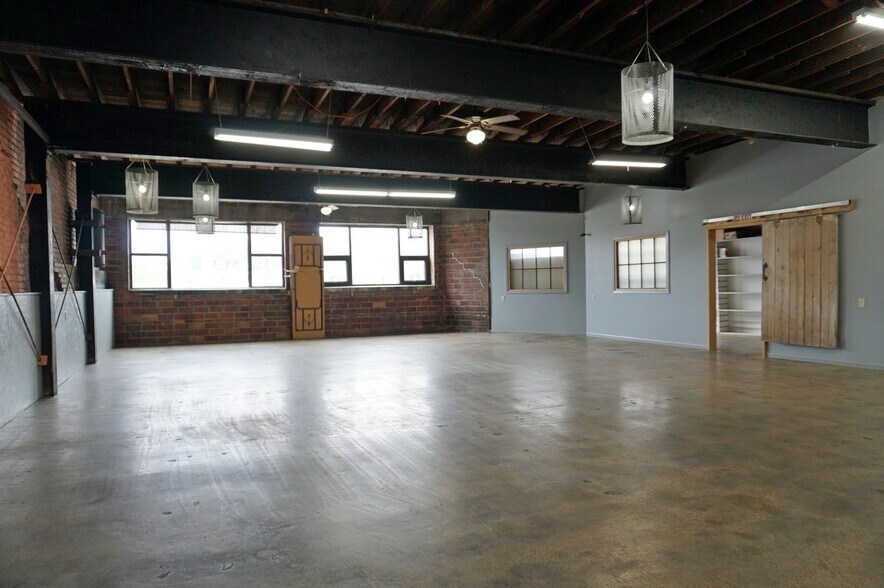 More Photos Of 413 N Main St, Charles City Storefront For Sale