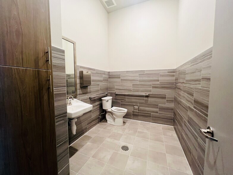 More Photos Of 525 Shiloh Rd, Plano Medical For Lease