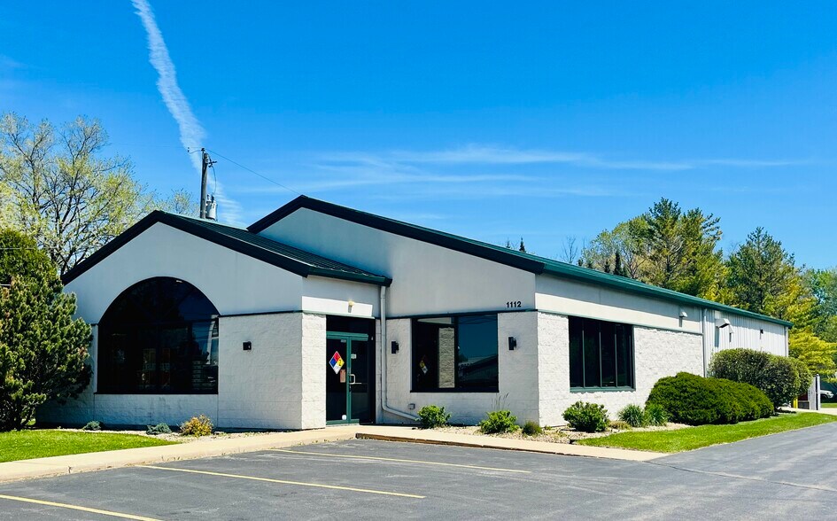 Primary Photo Of 1112 S Westland Dr, Appleton Freestanding For Sale