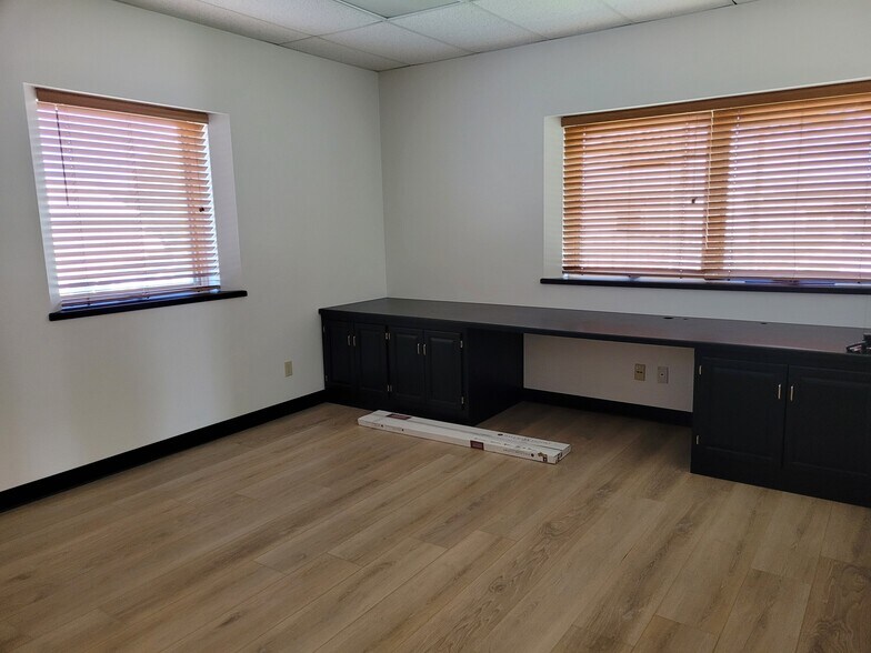 More Photos Of 6214 NW Kelly Dr, Parkville Flex For Lease