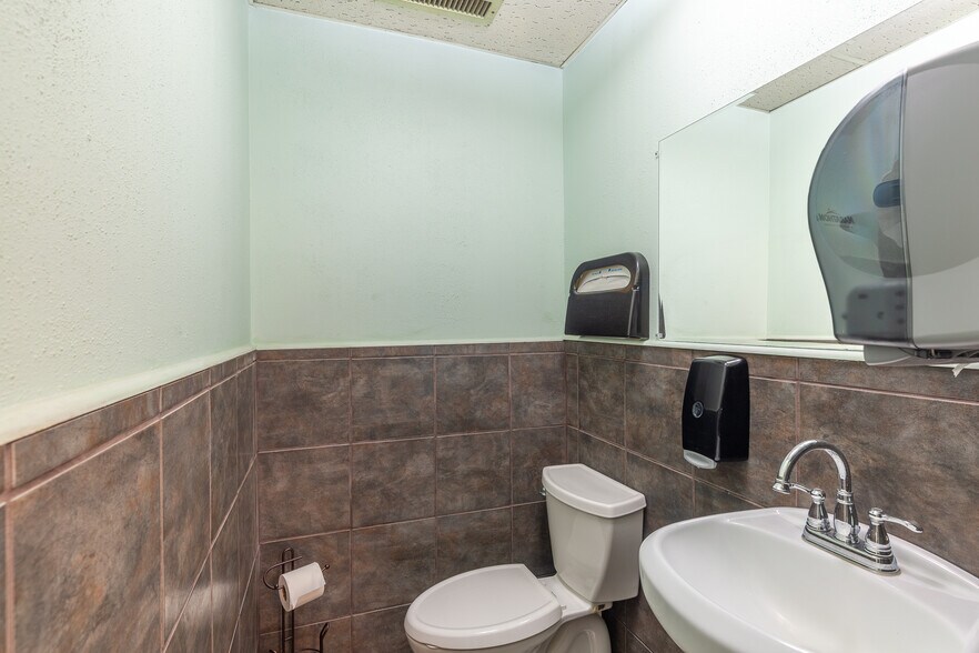 More Photos Of 2205 Clinton Dr, Galena Park Medical For Lease