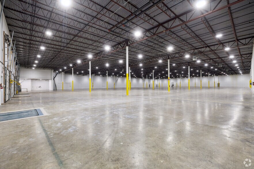 More Photos Of 10901 Hampshire Ave S, Bloomington Warehouse For Lease