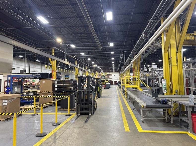 More Photos Of 23093 Commerce Dr, Farmington Hills Warehouse For Lease