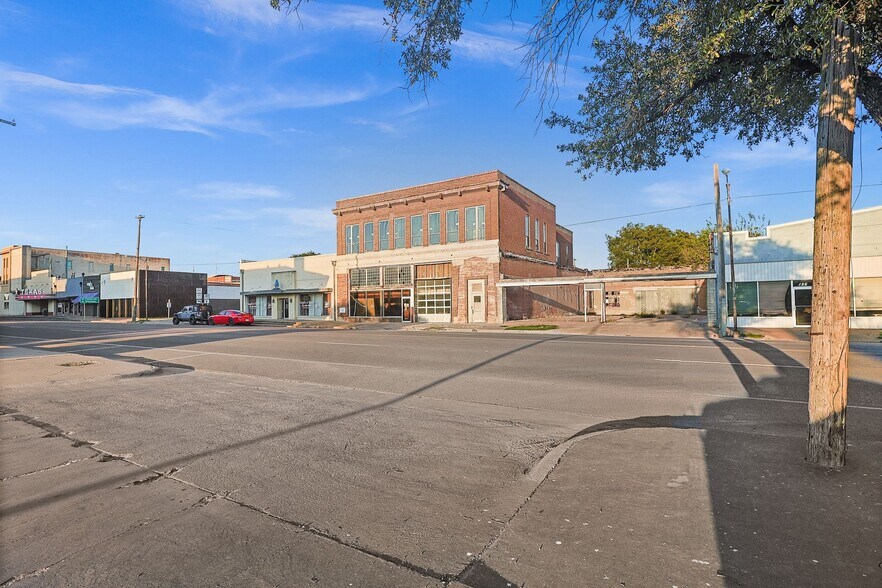 More Photos Of 125 S Waco St, Hillsboro Office For Sale