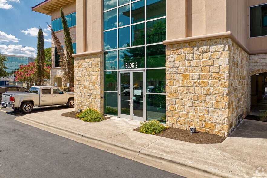 More Photos Of 2200 Park Bend Dr, Austin Medical For Lease