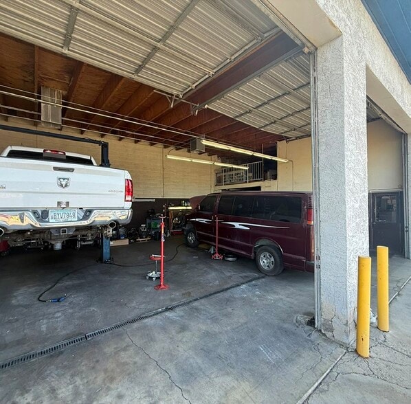 More Photos Of 8812- 8828 Black Canyon Hwy Hwy, Phoenix Industrial For Sale