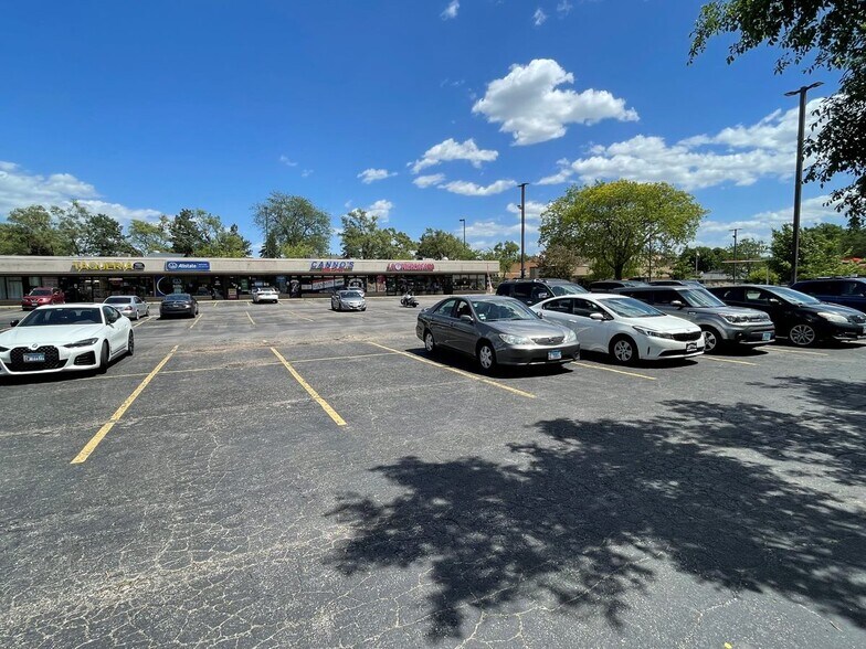 More Photos Of 840 Summit St, Elgin Storefront For Lease