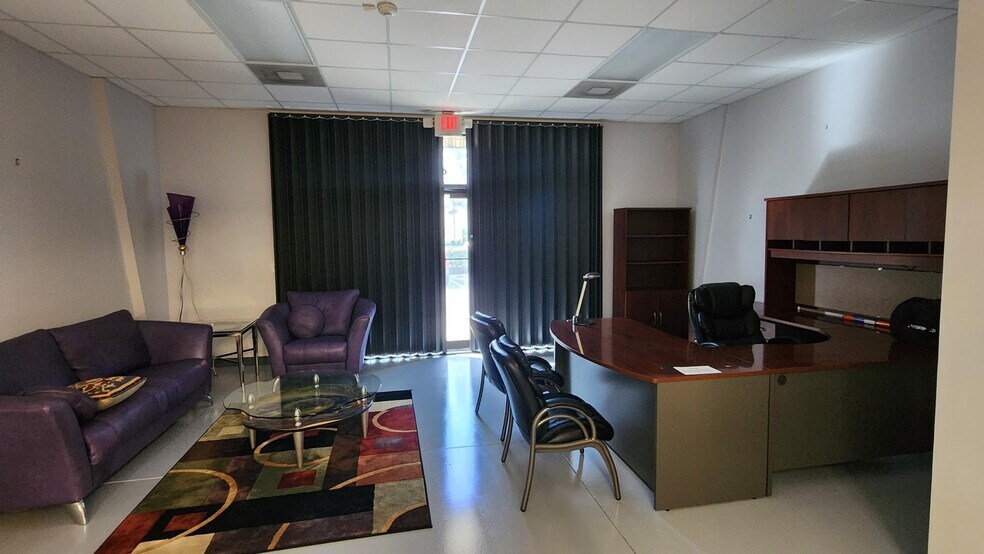 More Photos Of 2805 S Horseshoe Dr, Naples Showroom For Sale