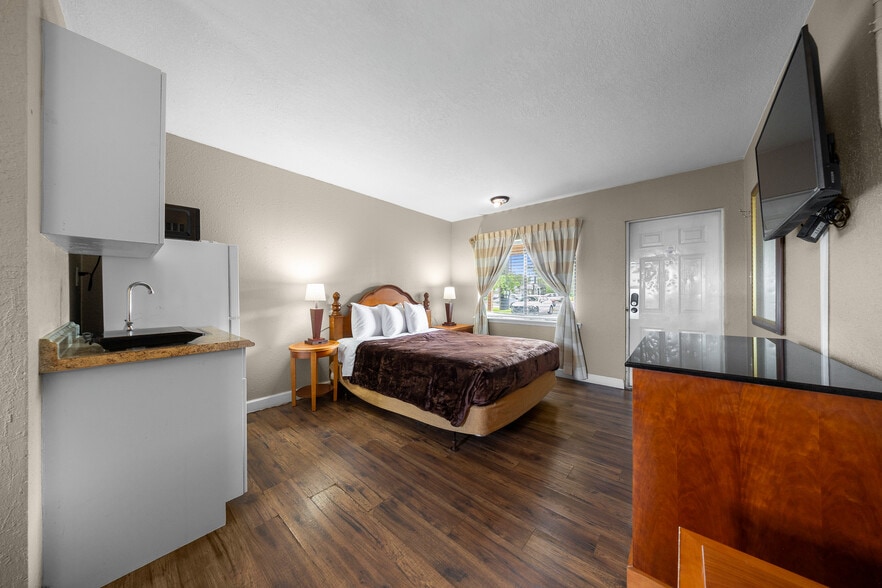 More Photos Of 2210 S Pine Ave, Ocala Hotel For Sale