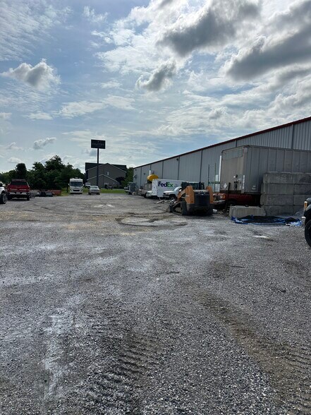 More Photos Of 1521 E Commerce Ave, Carlisle Warehouse For Lease