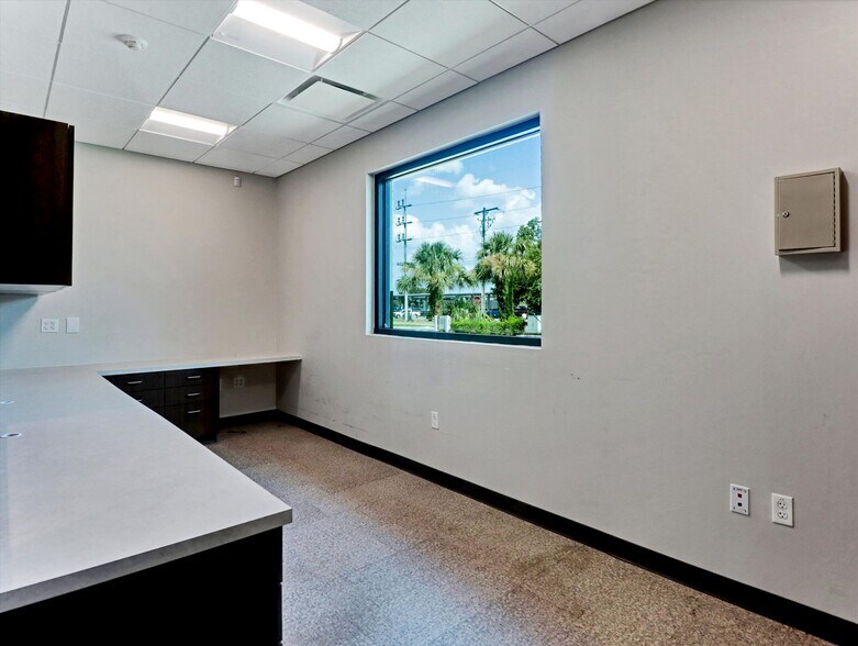 More Photos Of 7901 Palm River Rd, Tampa Medical For Lease