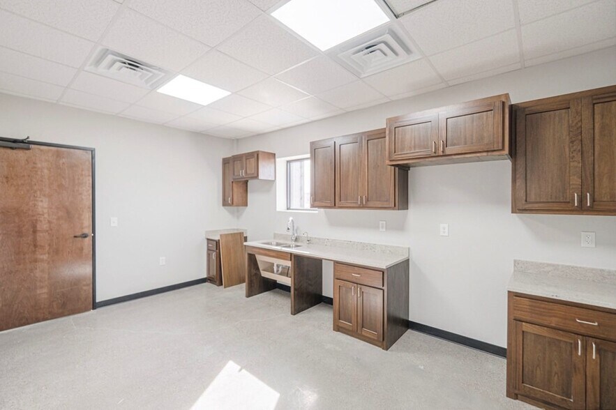 More Photos Of 5261 W Murphy St, Odessa Industrial For Lease