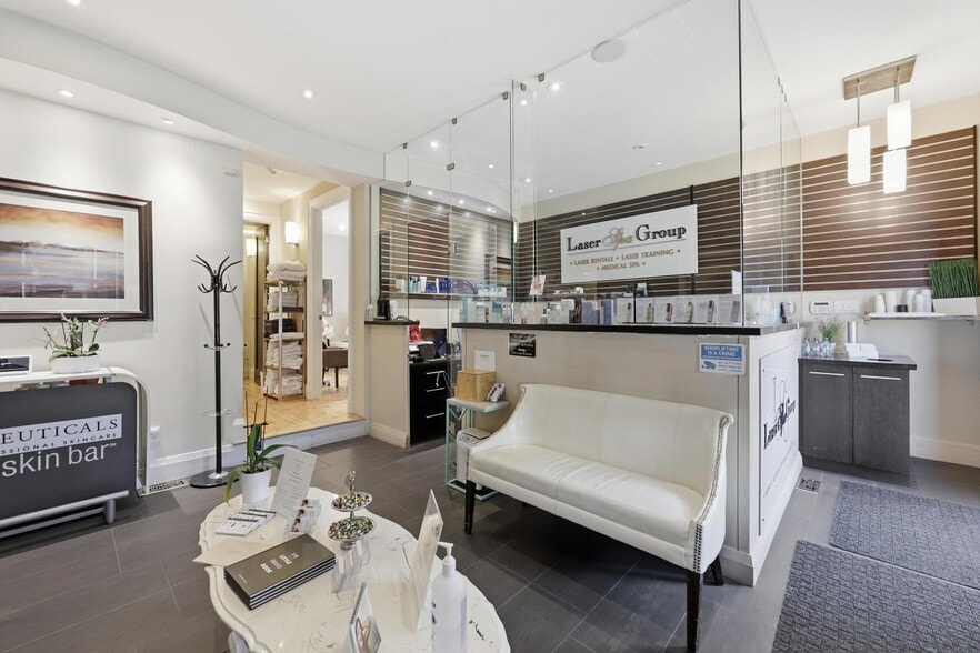 More Photos Of 58 King St W, Hamilton Office For Sale