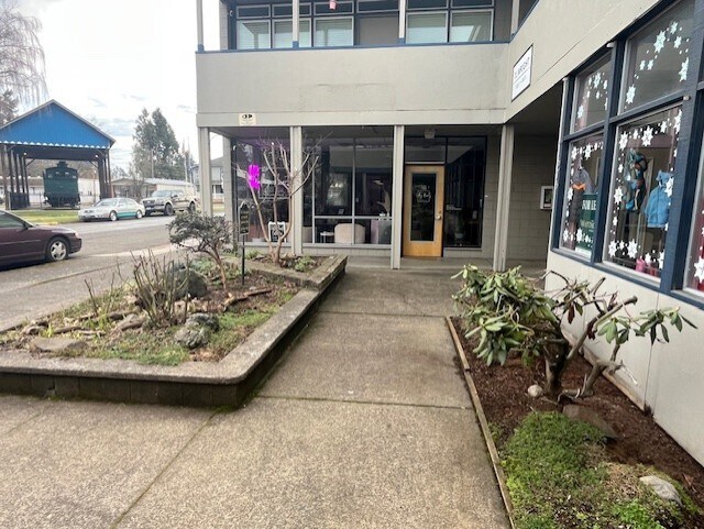 More Photos Of 545-575 Holly St, Junction City Storefront Retail Office For Lease