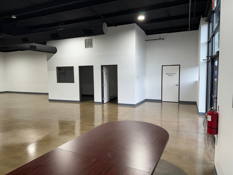 More Photos Of 5001 Dexham Rd, Rowlett Showroom For Lease