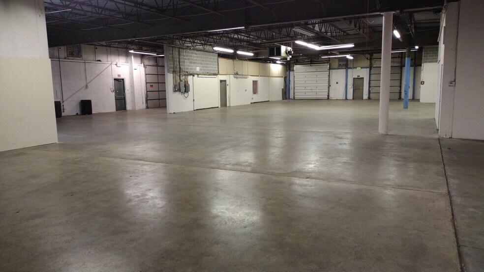 More Photos Of 160 Water St, Reading Flex For Lease