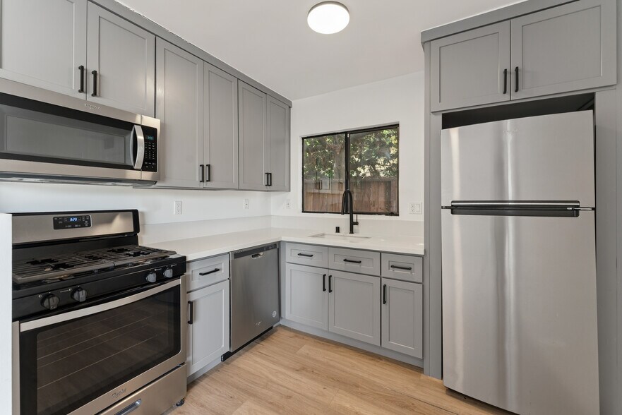More Photos Of 5810 San Vicente Blvd, Los Angeles Apartments For Sale