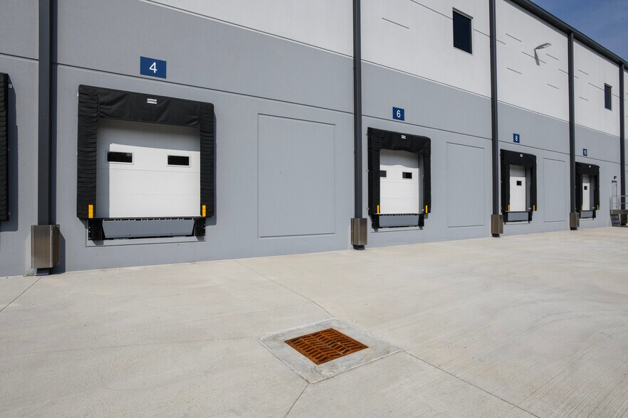 More Photos Of 1710 Lakeland Park Dr, Burlington Warehouse For Lease