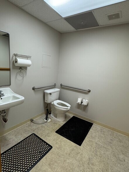 More Photos Of 1604 NW Mock Ave, Blue Springs Medical For Lease