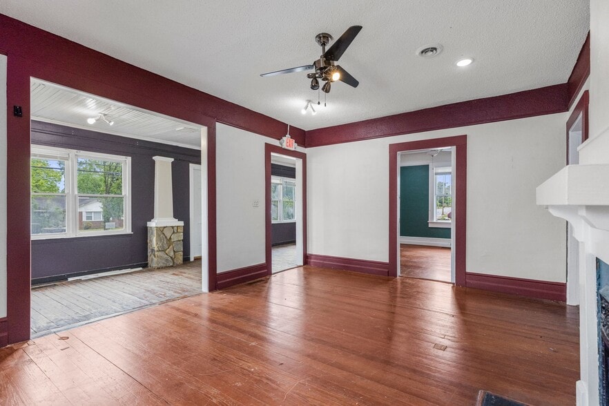 More Photos Of 906 W Poinsett St, Greer Restaurant For Sale
