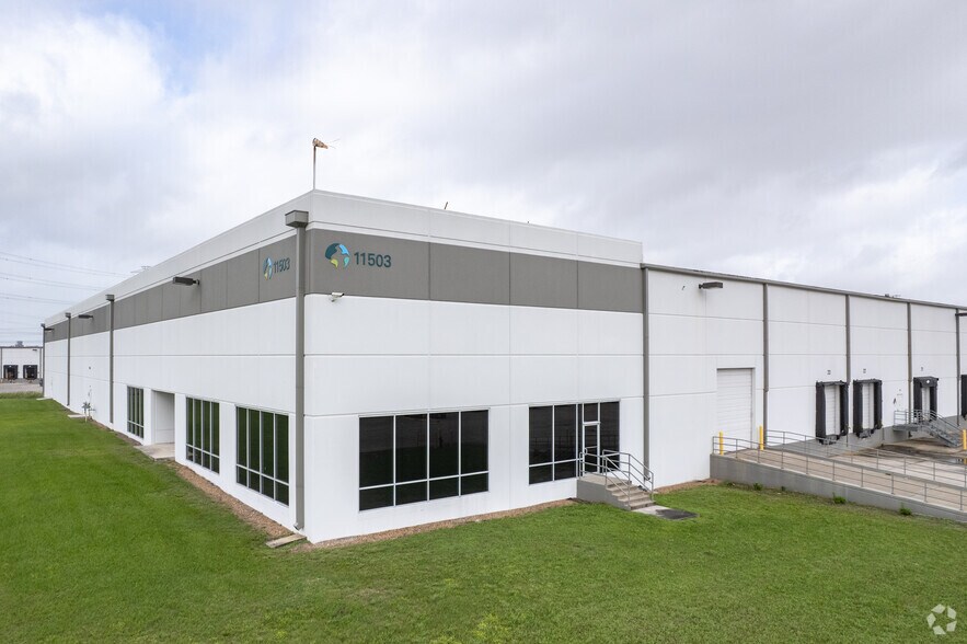 More Photos Of 11503 Highway 225, La Porte Warehouse For Lease