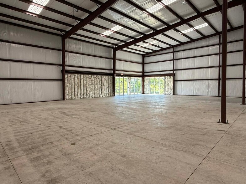 More Photos Of 644 Fortune Blvd, Midway Warehouse For Lease